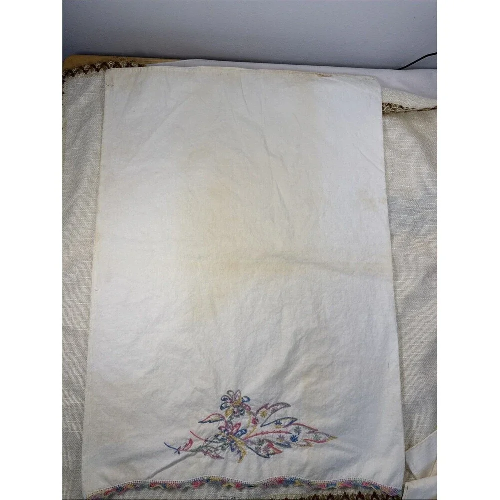 Embroidered Floral Pillowcase Set 2 Crochet Scalloped Edges Vintage Read